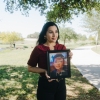 Rachel Reyes tient une photo de son fils.