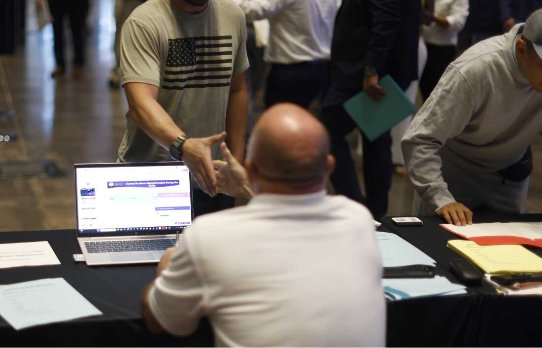 Les gens font la queue pour parler avec les recruteurs alors que l'Immigration and Customs Enforcement (ICE) des États-Unis organise un événement de recrutement majeur le 26 août 2025 à Arlington, au Texas. L'agence fédérale de l'immigration intensifie ses efforts de recrutement à l'échelle nationale.