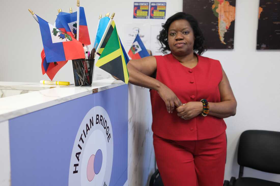 Guerline Jozef est directrice exécutive de Haitian Bridge Alliance, une organisation à but non lucratif basée à San Diego qui soutient les immigrants haïtiens. Elle a déclaré que si le gouvernement commençait à rassembler les Haïtiens dont le statut de protection temporaire a expiré, des séparations familiales seraient probables car la plupart des parents ne peuvent pas imaginer ramener leurs enfants dans un pays largement contrôlé par des gangs armés.