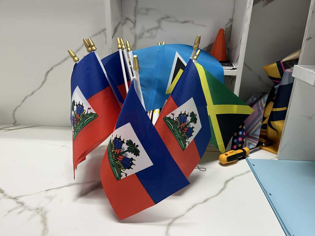 Drapeaux haïtiens dans les bureaux de la Haitian Bridge Alliance, une organisation à but non lucratif de San Diego.