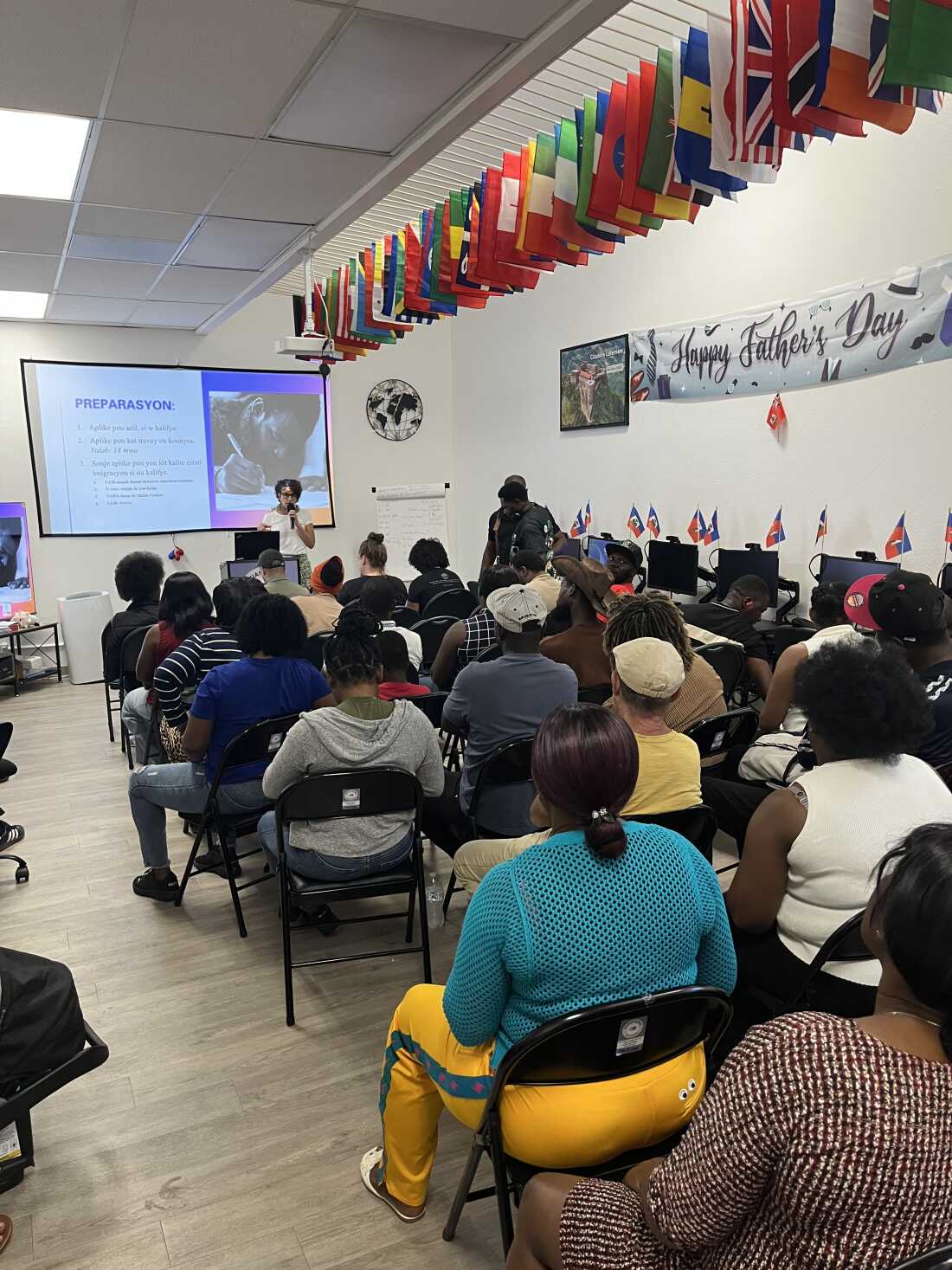 Fin juin, des Haïtiens bénéficiant d'un statut de protection temporaire aux États-Unis ont assisté à une séance d'information à la Haitian Bridge Alliance, à San Diego, sur ce que la perte de leur statut légal pourrait signifier pour eux et leurs familles – et comment s'y préparer.