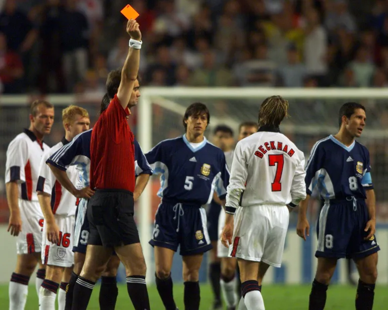 L'arbitre danois Kim Milton Nielsen (L) envoie David Beckham (7) d'Angleterre lors de leur match contre l'Argentine à St Etienne le 30 juin.
