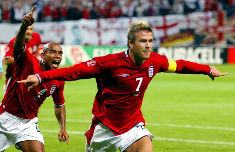 Le capitaine de l'Angleterre David Beckham (à droite) célèbre sa victoire avec son coéquipier Trevor Sinclair après avoir marqué sur penalty contre l'Argentine.