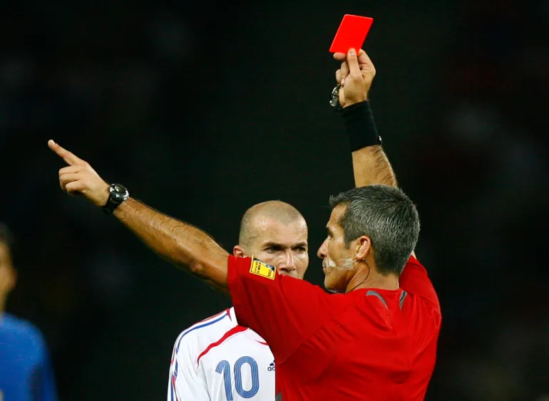 L'arbitre argentin Horacio Elizondo, à droite, montre un carton rouge à Zinedine Zidane, de France, lors de la finale de la Coupe du monde 2006. 