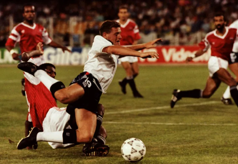 Paul Gascoigne, de l'Angleterre, est abordé
