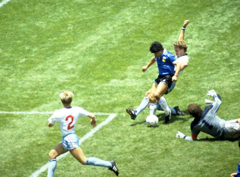 Diego Maradona marque pour l'Argentine contre l'Angleterre 