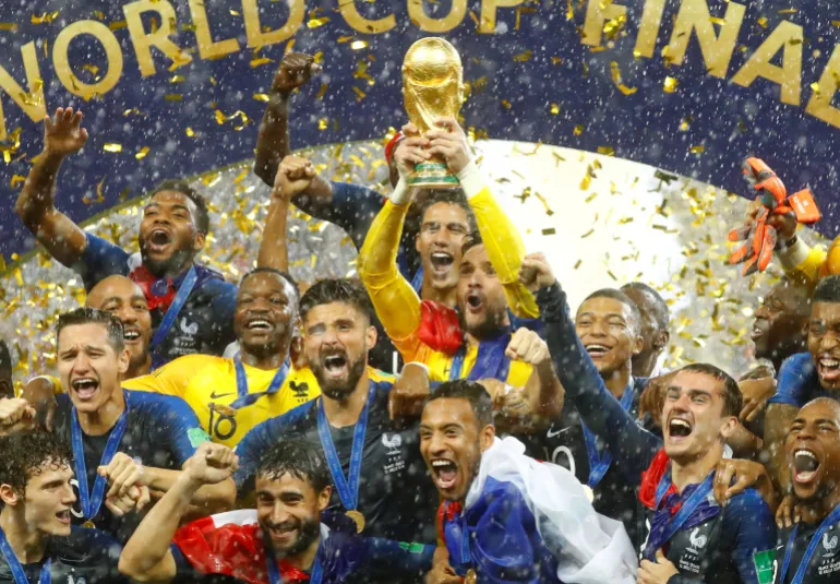 Hugo Lloris de France lève le trophée alors qu'il célèbre après avoir remporté la Coupe du monde