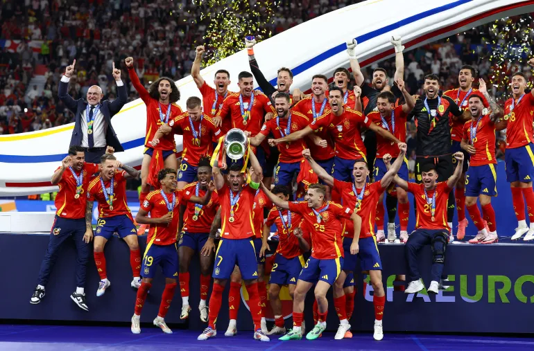 L'Espagnol Alvaro Morata lève le trophée alors qu'il célèbre sa victoire à l'Euro 2024