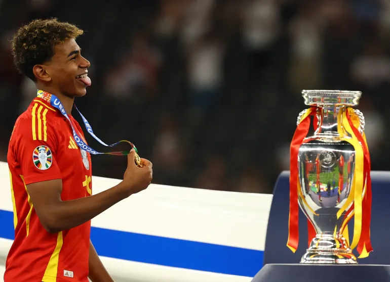 Football football - Euro 2024 - finale - Espagne / Angleterre - Berlin Olympiastadion, Berlin, Allemagne - 14 juillet 2024 Lamine Yamal, en Espagne, passe devant le trophée après avoir récupéré la médaille de ses gagnants REUTERS/Kai Pfaffenbach