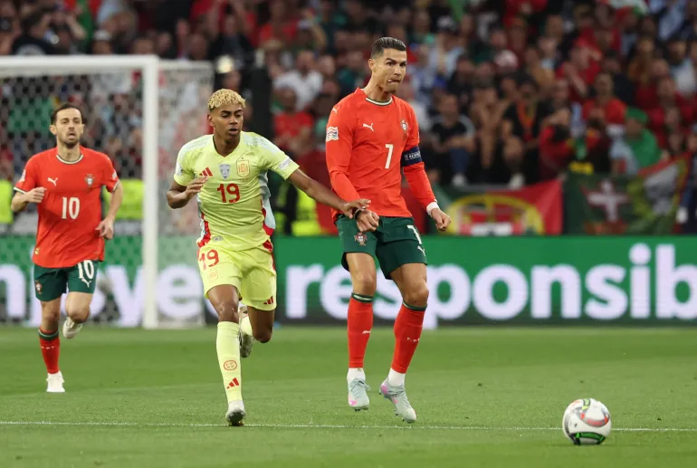 Cristiano Ronaldo et Lamine Yamal en action.