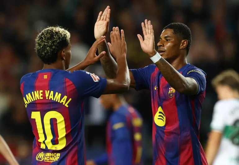 Marcus Rashford de Barcelone célèbre son troisième but avec Lamine Yamal