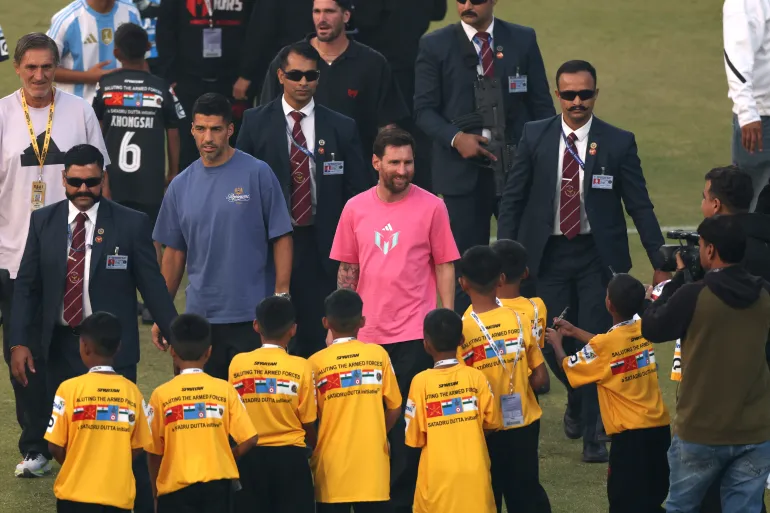 Les stars mondiales du football comme l'Argentin Lionel Messi (au centre) – vu ici au stade Arun Jaitley, à New Delhi, en Inde, le 15 décembre 2025 – jouissent d'une grande notoriété auprès des fans en Inde, malgré les performances décevantes de l'équipe nationale sur le terrain.