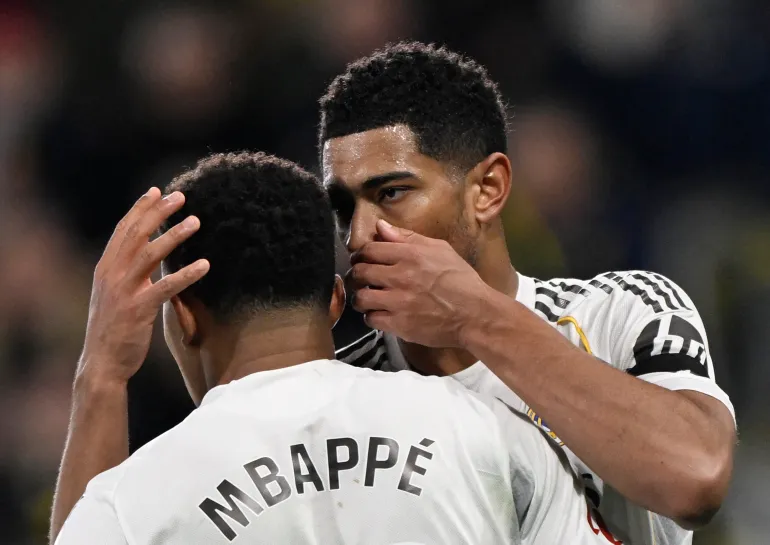 Kylian Mbappe du Real Madrid s'entretient avec Jude Bellingham avant de tirer un penalty
