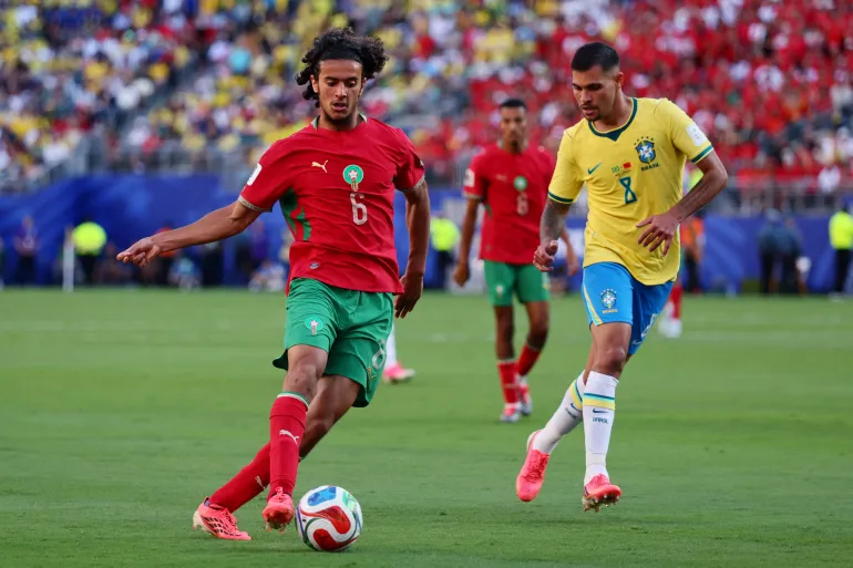Football football - coupe du monde de la FIFA 2026 - Groupe C - Brésil / Maroc - New York/New Jersey Stadium, East Rutherford, New Jersey, États-Unis - 13 juin 2026 Ayyoub Bouaddi du Maroc en action avec Bruno Guimaraes du Brésil IMAGN IMAGES via Reuters/Caean Couto