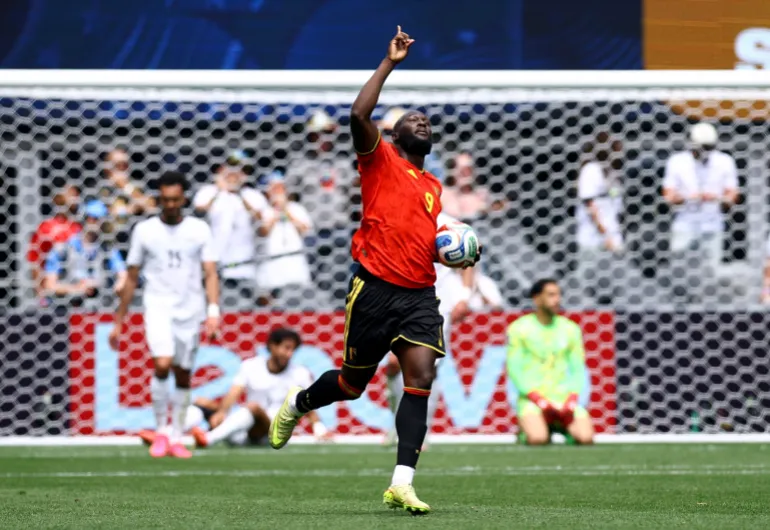 Romelu Lukaku, de Belgique, célèbre son premier but, un but marqué par Mohamed Hany, de l'Égypte