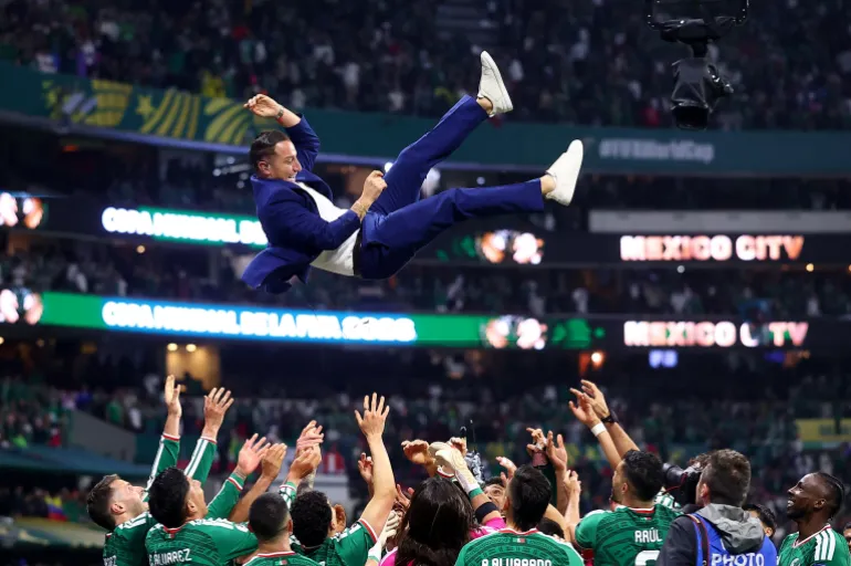 Football football - coupe du monde de la FIFA 2026 - Round de 32 - Mexique / Équateur - Estadio Azteca, Mexico, Mexique - 30 juin 2026 l'ancien joueur mexicain Andres Guardado est jeté dans les airs en célébration par les joueurs après le match alors que le Mexique se qualifie pour la ronde de 16 étapes de la coupe du monde REUTERS/Eloisa Sanchez