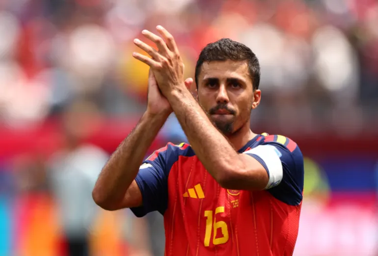 Rodri applaudit les supporters espagnols