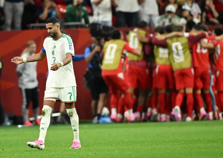 Football football - coupe du monde de la FIFA 2026 - Round de 32 - Suisse / Algérie - BC place, Vancouver, Canada - 2 juillet 2026 Riyad Mahrez, de l'Algérie, semble abattu après le deuxième but marqué par Dan Ndoye IMAGN IMAGES de Suisse via Reuters/Anne-Marie Sorvin