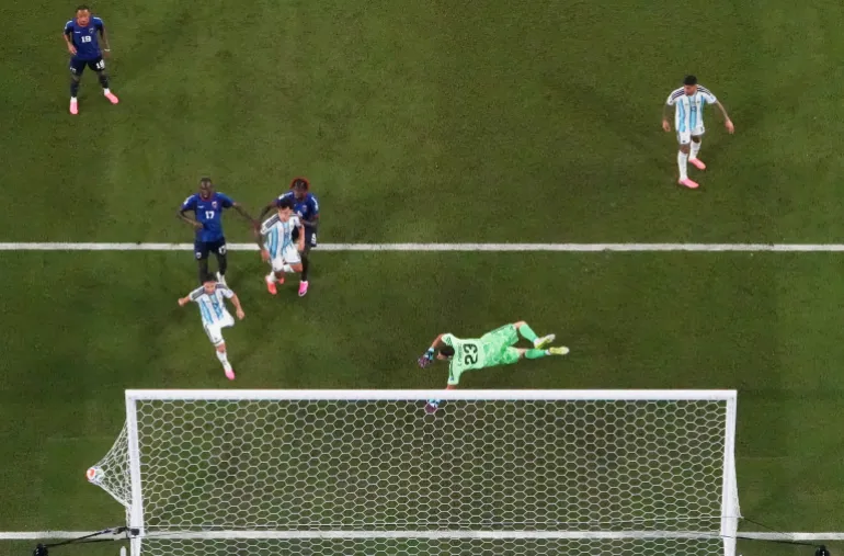 Sidny Lopes Cabral du Cap-Vert marque son deuxième but devant l'Argentin Emiliano Martinez