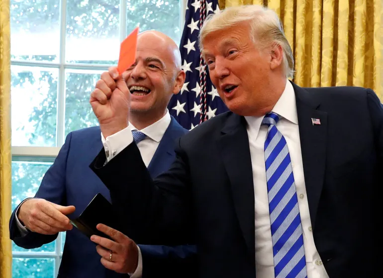 PHOTO DE DOSSIER : Le président américain Donald Trump brandit un carton rouge alors qu'il rencontre le président de la FIFA, Gianni Infantino, dans le bureau ovale de la Maison Blanche à Washington, aux États-Unis, le 28 août 2018. REUTERS/Leah Millis/File Photo