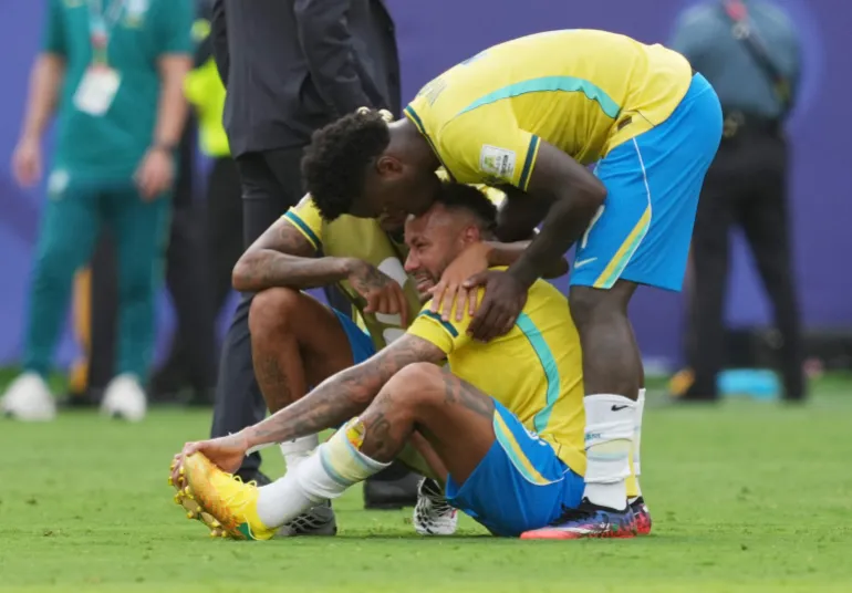 Football football - coupe du monde de la FIFA 2026 - Round de 16 - Brésil / Norvège - New York New Jersey Stadium, East Rutherford, New Jersey, États-Unis - 5 juillet 2026 Neymar, Raphinha et Vinicius Junior du Brésil semblent abattus après le match alors que le Brésil est éliminé de la coupe du monde IMAGN IMAGES via Reuters/James Lang