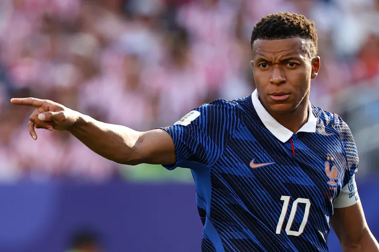 Mbappé pointant du doigt