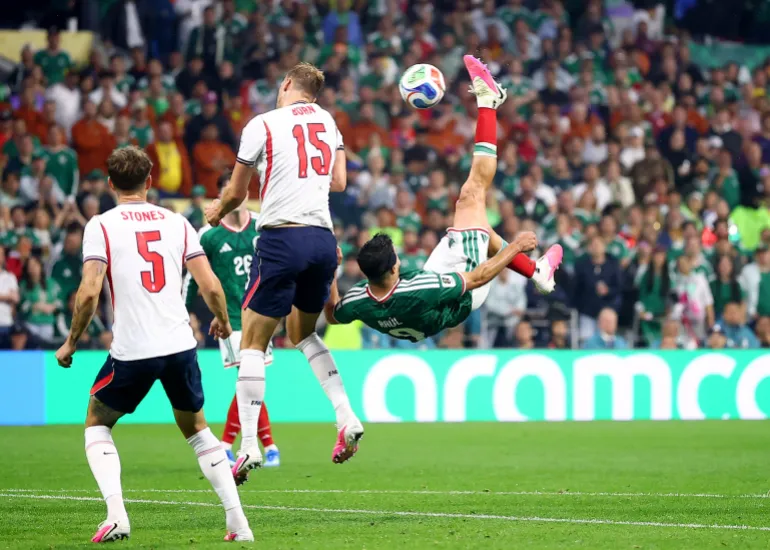 Dan Burn, en Angleterre, en action avec Raul Jimenez, au Mexique