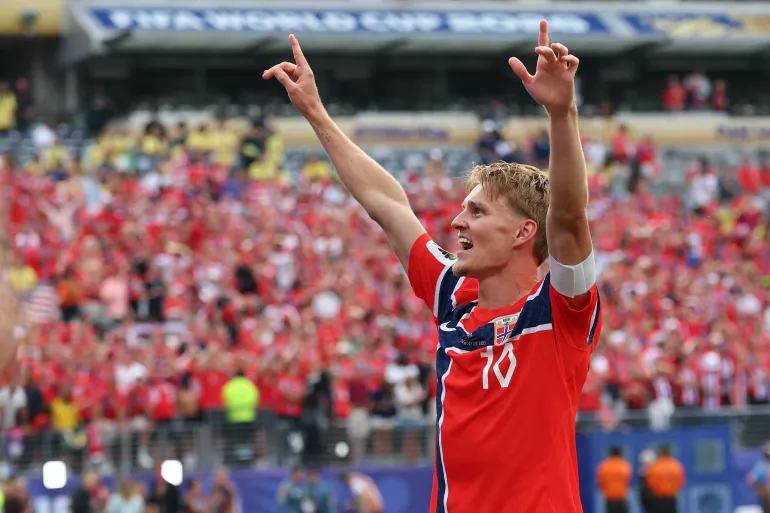 Le milieu de terrain norvégien Martin Odegaard (10) célèbre