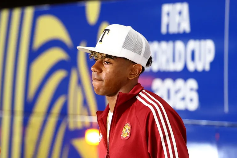 Lamine Yamal d'Espagne arrive au stade avant le match