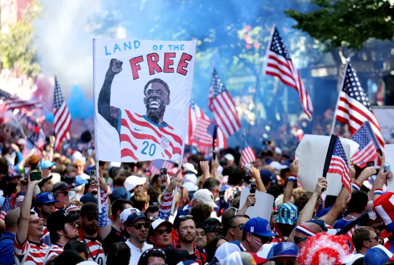 Les supporters américains se rassemblent avant le match avec une bannière Folarin Balogun à Seattle