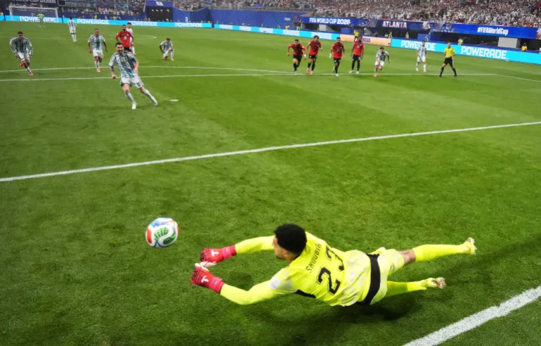 L'Égyptien Mostafa Shobeir sauve un penalty manqué par l'Argentin Lionel Messi