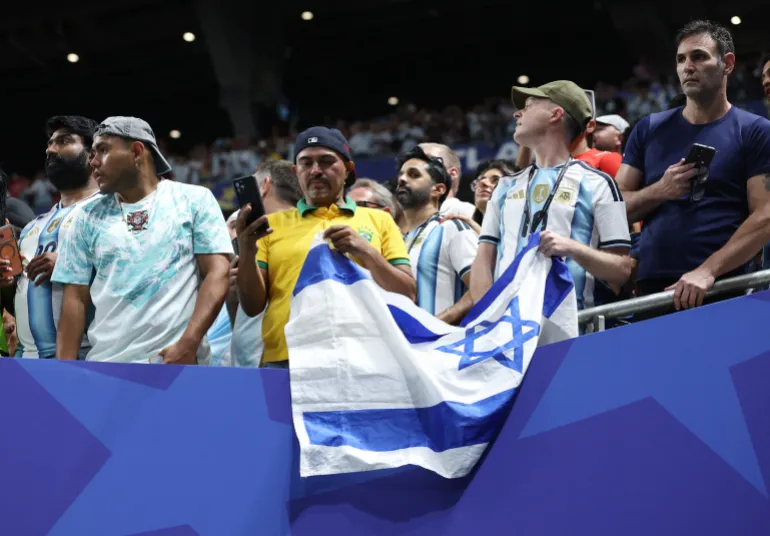 Football football - coupe du monde de la FIFA 2026 - Round de 16 - Argentine / Egypte - Atlanta Stadium, Atlanta, Géorgie, États-Unis - 7 juillet 2026 un fan de l'Argentine et du Brésil avec un drapeau israélien dans les tribunes après le match REUTERS/Paul Childs