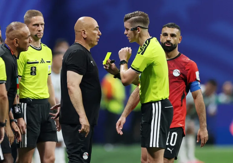 Football football - coupe du monde de la FIFA 2026 - Round de 16 - Argentine / Egypte - Atlanta Stadium, Atlanta, Géorgie, États-Unis - 7 juillet 2026 l'entraîneur égyptien Hossam Hassan reçoit une carte jaune par l'arbitre François Letexier REUTERS/Paul Childs IMAGES TPX DU JOUR