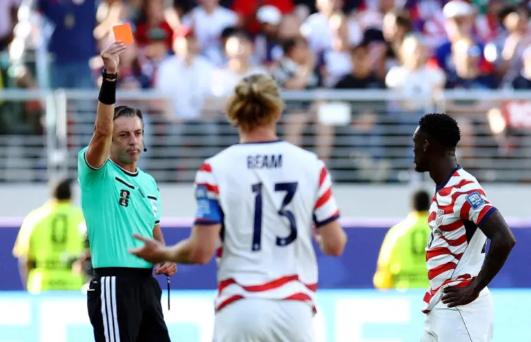 Folarin Balogun des États-Unis reçoit un carton rouge qui n'entraîne pas une suspension pour le match suivant
