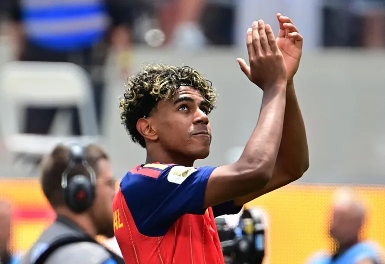Lamine Yamal célèbre après le match alors que l'Espagne se qualifie pour la demi-finale de la Coupe du Monde
