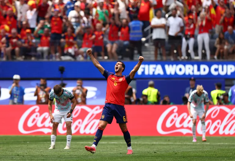 Mikel Merino célèbre la qualification de l'Espagne pour les demi-finales de la Coupe du monde