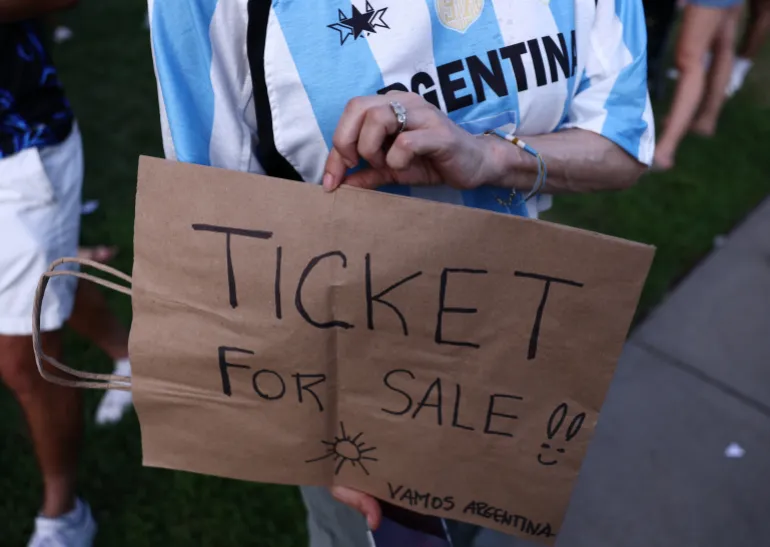 Football football - coupe du monde de la FIFA 2026 - les fans argentins se rassemblent à Kansas City - Kansas City, Missouri, États-Unis - 10 juillet 2026 un fan argentin tient un signe pour un billet de match alors qu'il se rassemble à Kansas City avant son quart de finale contre la Suisse REUTERS/Lee Smith