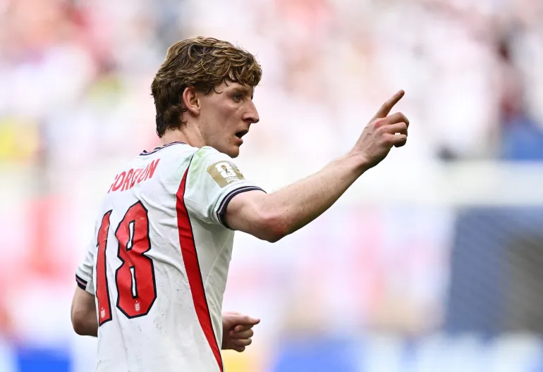Anthony Gordon, de l'Angleterre, célèbre son premier but contre la Norvège