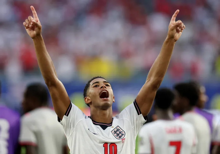Jude Bellingham, de l'Angleterre, célèbre après le match alors que l'Angleterre se qualifie pour les demi-finales de la coupe du monde