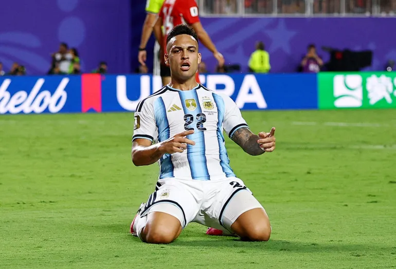 L'Argentin Lautaro Martinez célèbre son troisième but contre la Suisse