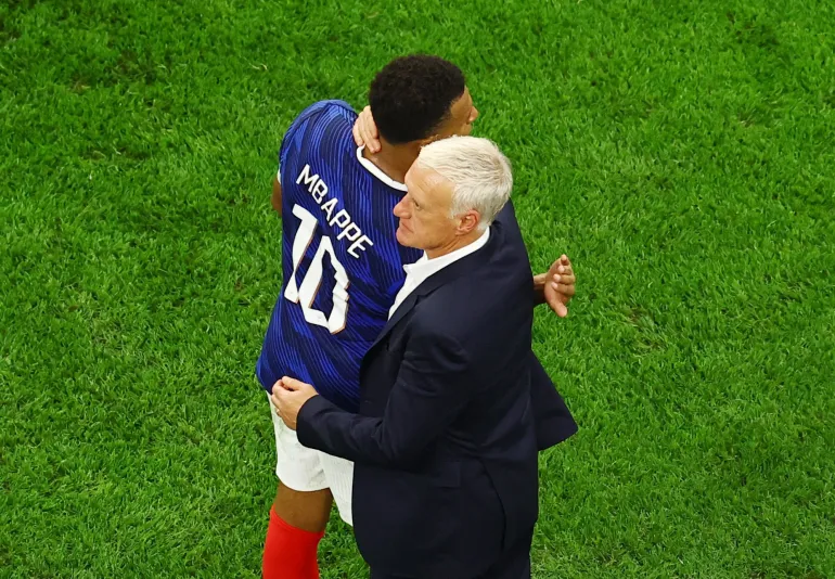 Le Français Kylian Mbappe embrasse l'entraîneur Didier Deschamps après le match 