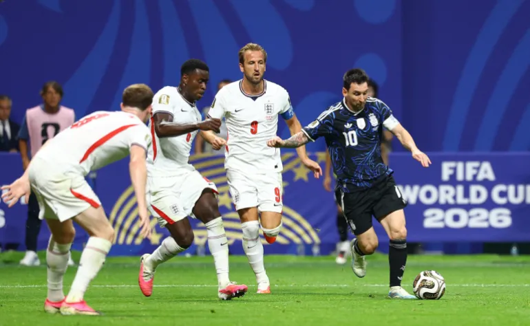L'Argentin Lionel Messi en action avec les Anglais Marc Guehi et Harry Kane