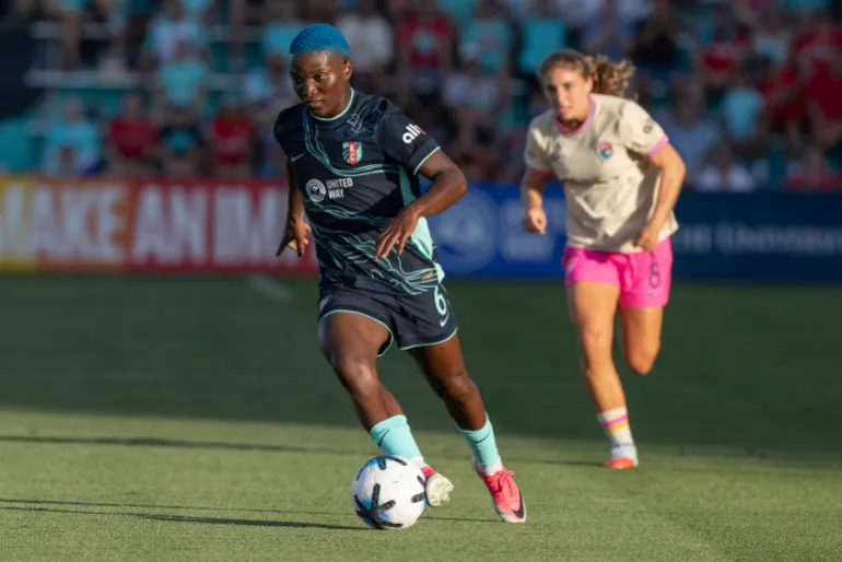 17 juillet 2026 ; Kansas City, Missouri, États-Unis ; Temwa Chawinga, l'avant actuel de Kansas City (6), joue le ballon contre Kimmi Ascanio, milieu de terrain de San Diego Wave (8), pendant la première moitié au stade CPKC. Crédit obligatoire : Kylie Graham-Imagn Images
