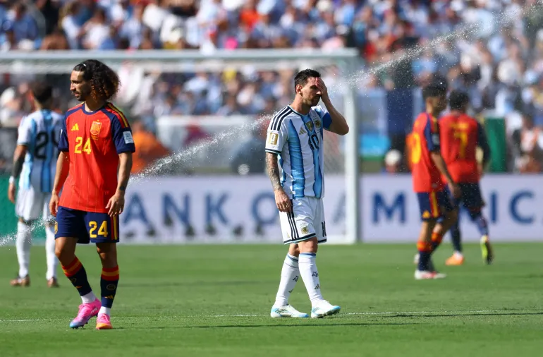 L'Argentin Lionel Messi, au centre, et l'Espagnol Marc Cucurella, à gauche, pendant la pause d'hydratation de la finale en seconde période