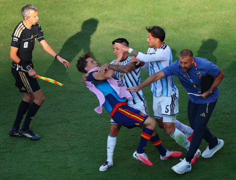 Leandro Paredes et Thiago Almada d'Argentine s'affrontent avec Gavi d'Espagne après le match