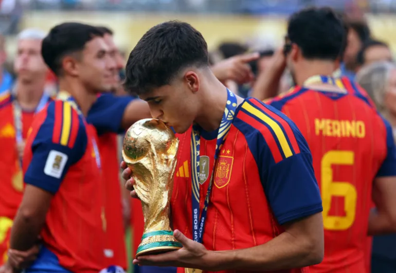 L'Espagnol Pau Cubarsi embrasse le trophée alors qu'il célèbre après avoir remporté la Coupe du monde