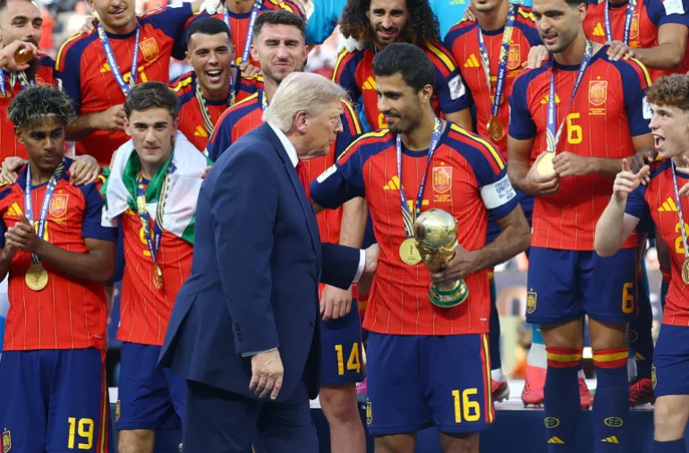 Le président américain Donald Trump est accueilli par le capitaine espagnol Rodri avant la levée du trophée de la Coupe du monde