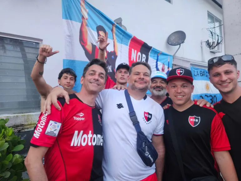 Les supporters argentins se rassemblent à Miami avant le match de Coupe du monde de leur équipe contre le Cap-Vert, le 2 juillet. [Hafsa Adil/Al Jazeera]