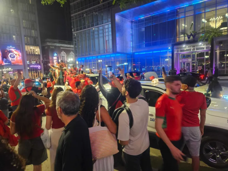Les supporters marocains se rassemblent à Boston avant le quart de finale de la Coupe du Monde de la FIFA contre la France [Hafsa Adil/Al Jazeera]