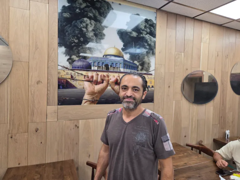Mahmoud Kasem, propriétaire d'une entreprise palestinienne américaine, dans son restaurant à Brooklyn, New York, le 17 juillet.
